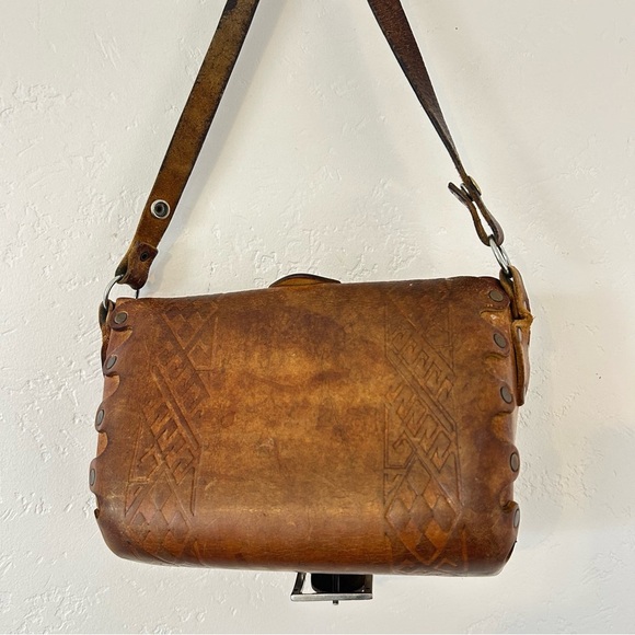 VINTAGE 60-70s Handmade Hand Tooled Brown Leather Boho Western Shoulder Bag - Picture 9 of 13